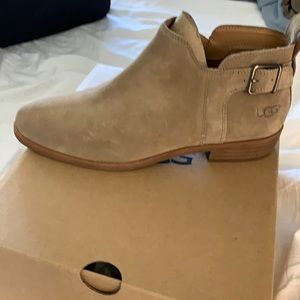 Ugg kelsea boots 9